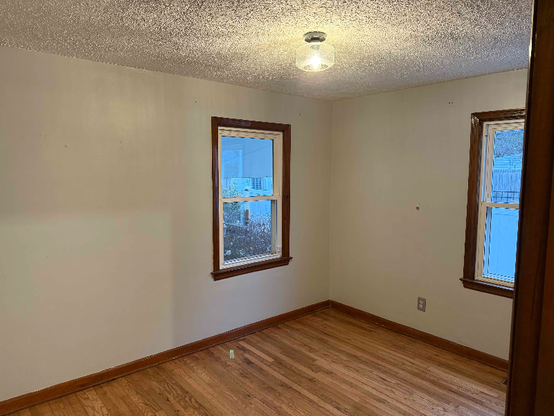 320 Rosslyn Ave - Photo 7 of 13