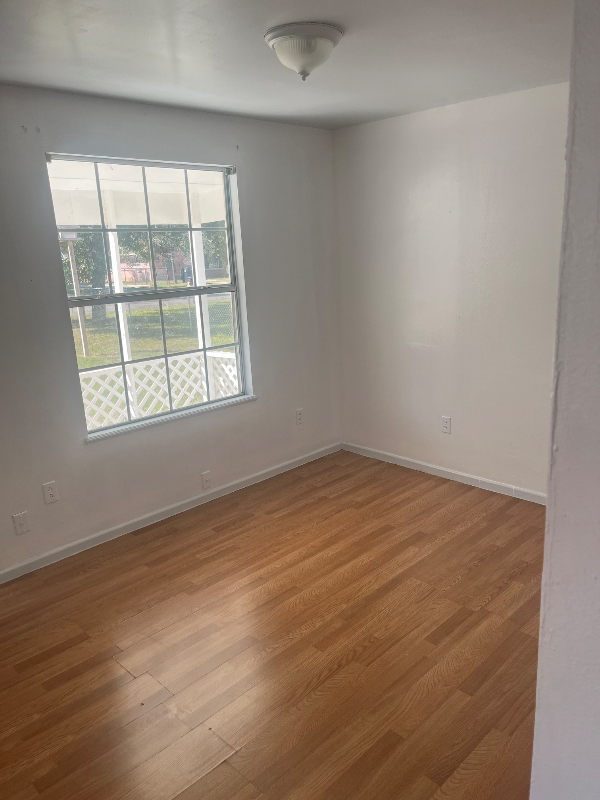 621 W Leona St - Photo 6 of 8