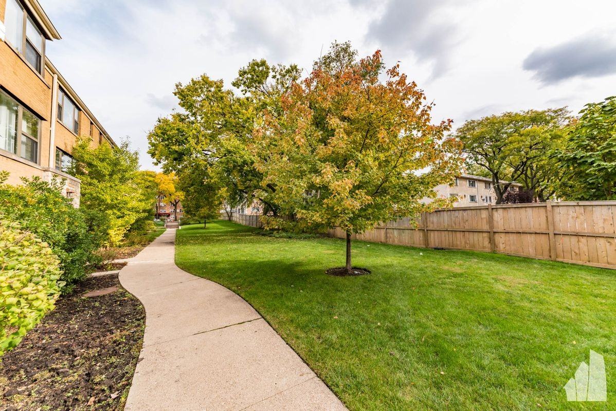 7320 N Ridge Blvd - Photo 6 of 8