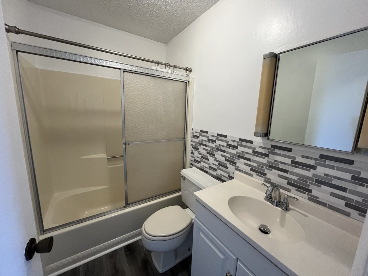 204 W Bernard Ave #6 - Photo 5 of 10