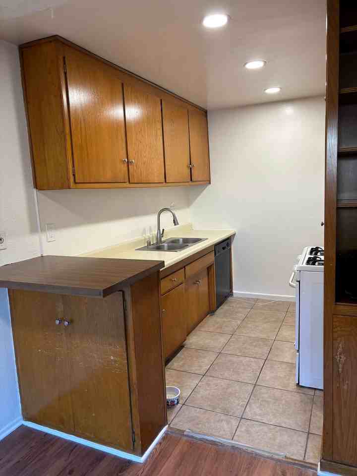 12415 Archwood St #4 - Photo 5 of 16