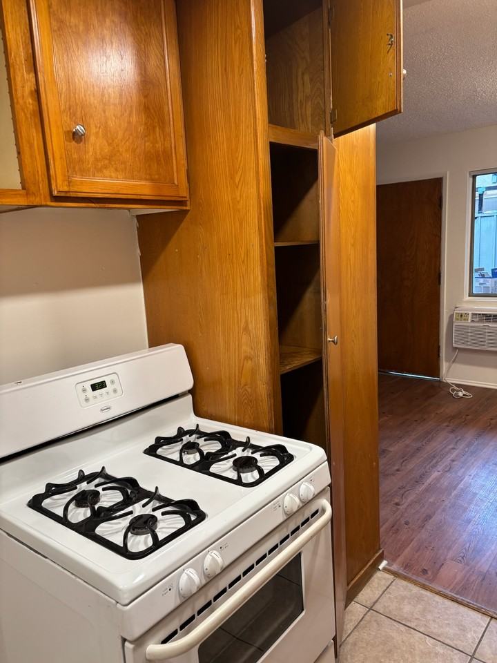 12415 Archwood St #4 - Photo 7 of 16