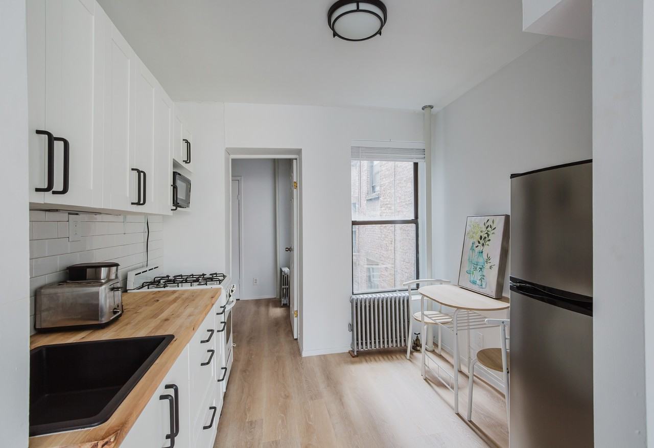 55 Leroy St #7 - Photo 7 of 17