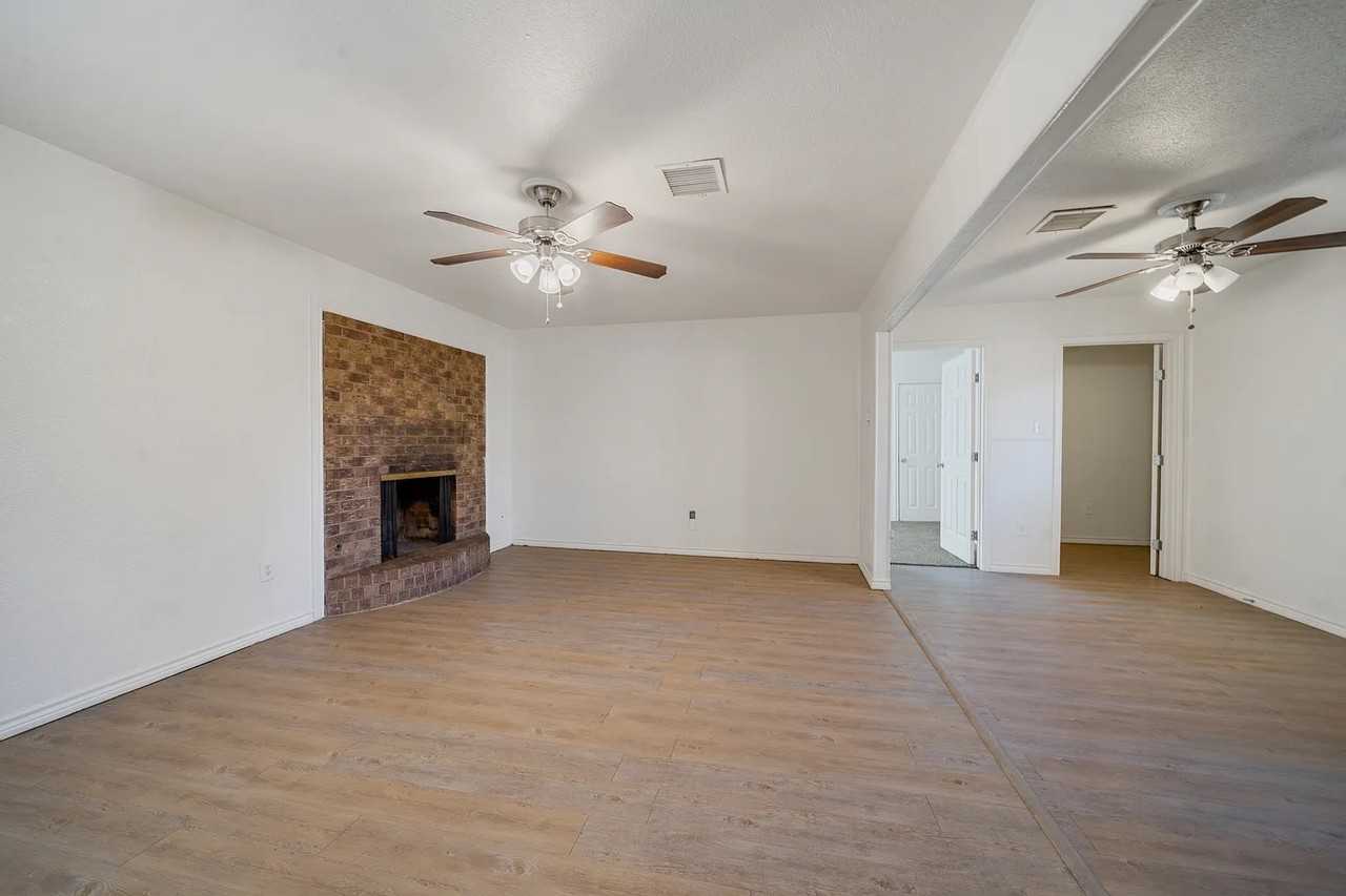 1411 Sycamore St #NA - Photo 4 of 15