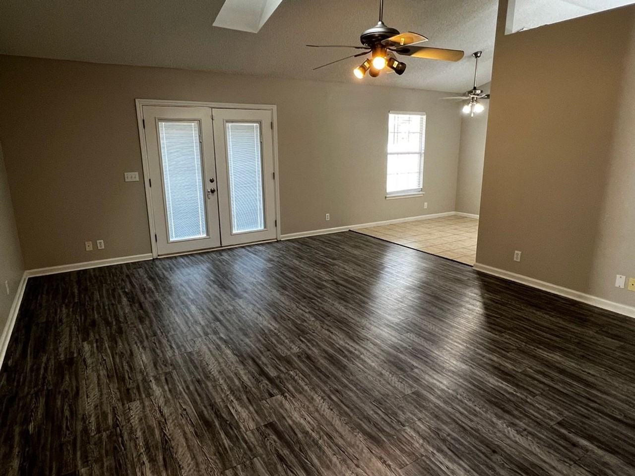 109 Clinton Ct - Photo 2 of 11