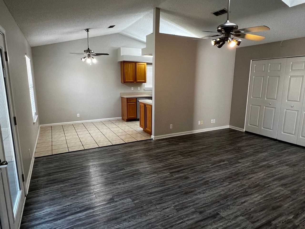 109 Clinton Ct - Photo 3 of 11