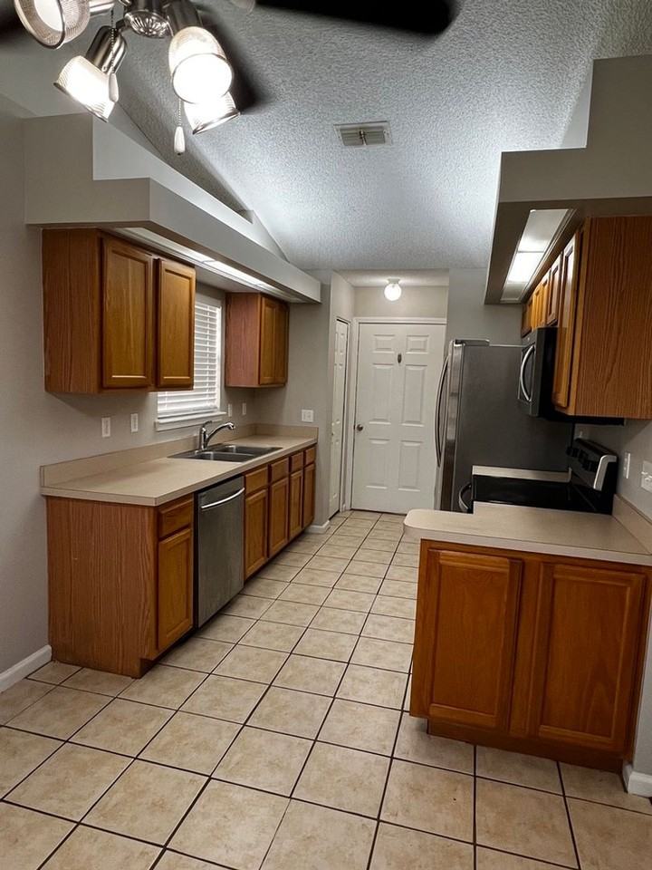 109 Clinton Ct - Photo 4 of 11