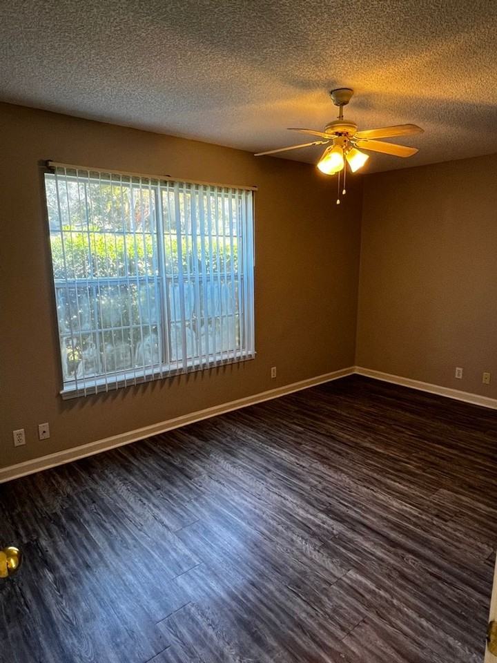 109 Clinton Ct - Photo 5 of 11