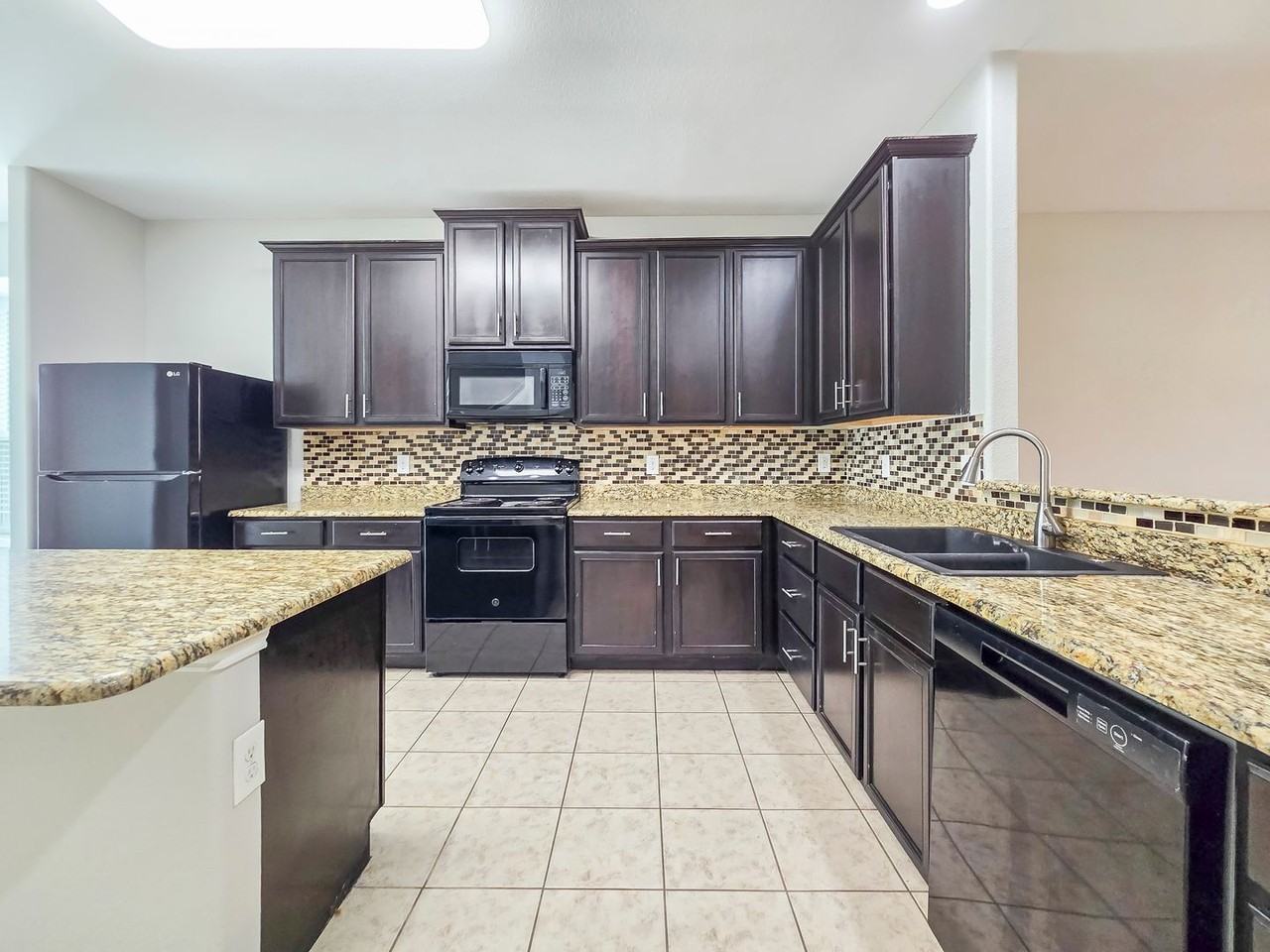 2200 Loreto Dr - Photo 4 of 32