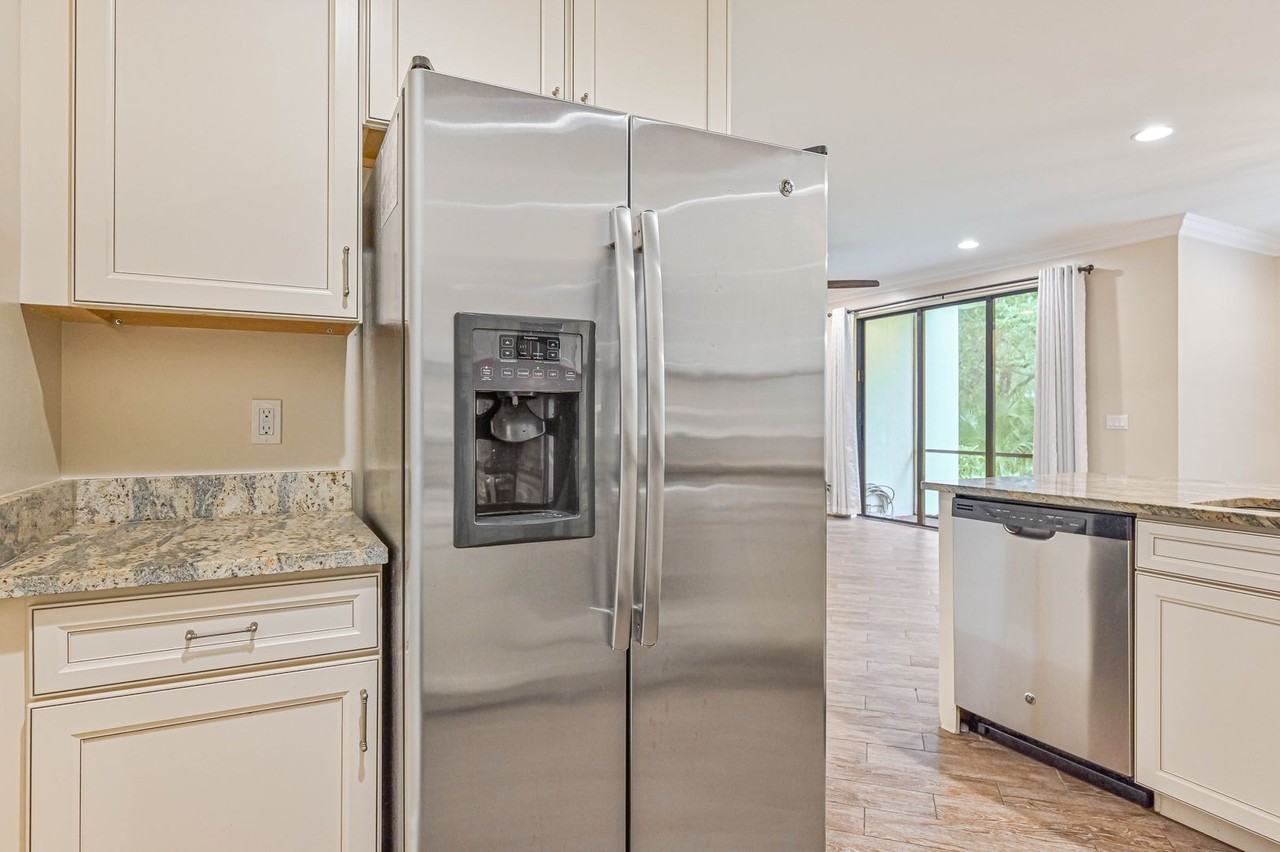 7709 Bristol Cir - Photo 6 of 34