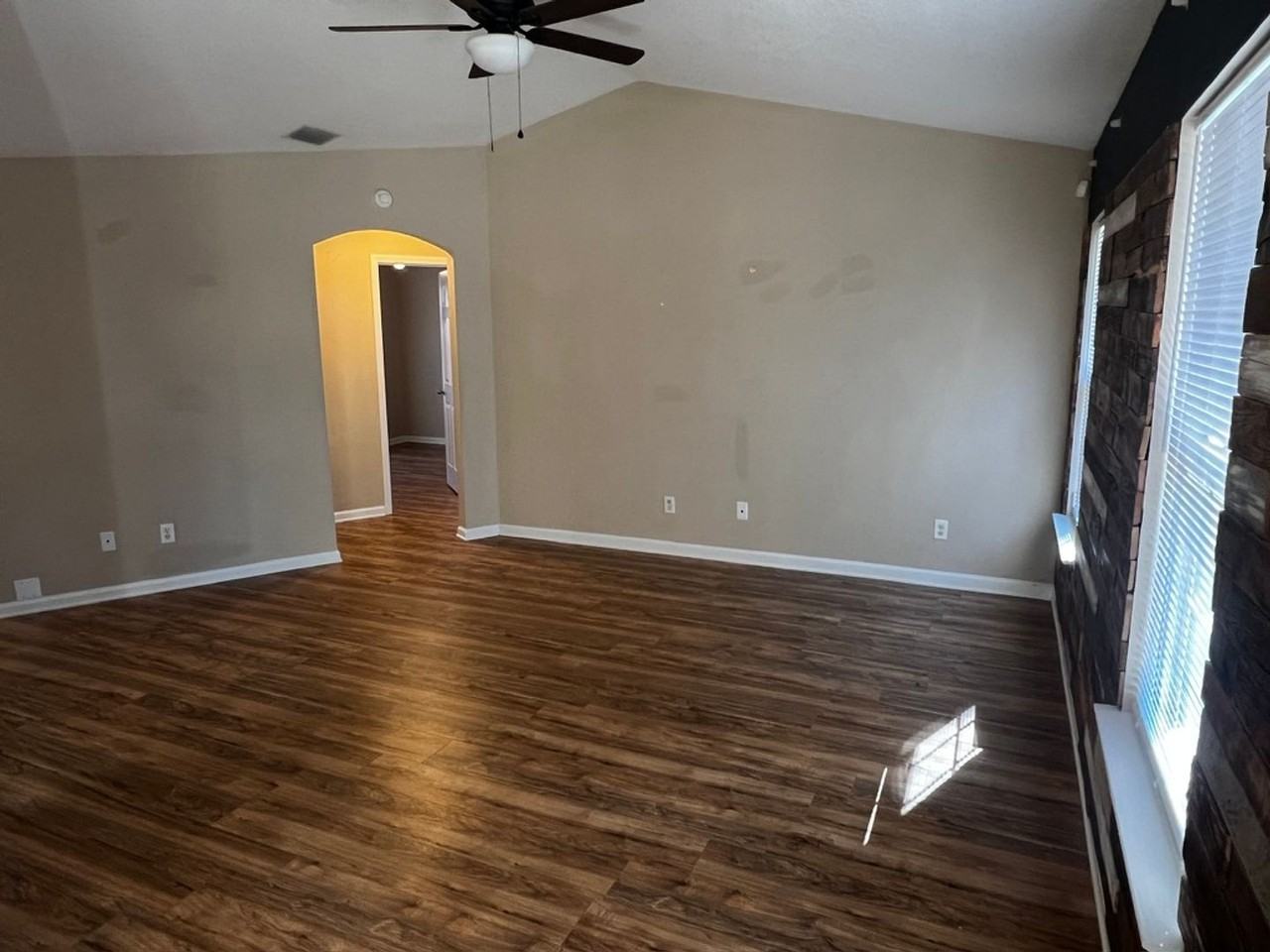 139 Huntington Dr - Photo 3 of 9