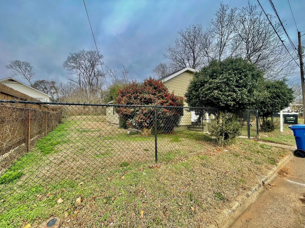 807 3rd St - Photo 4 of 16