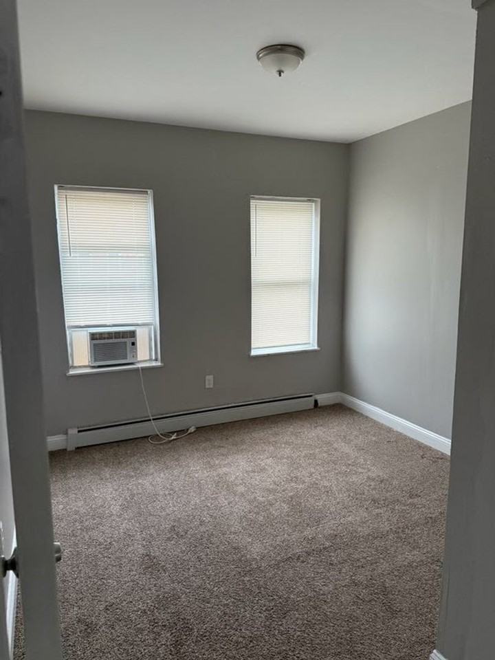 4903 Queensberry Ave - Photo 6 of 7