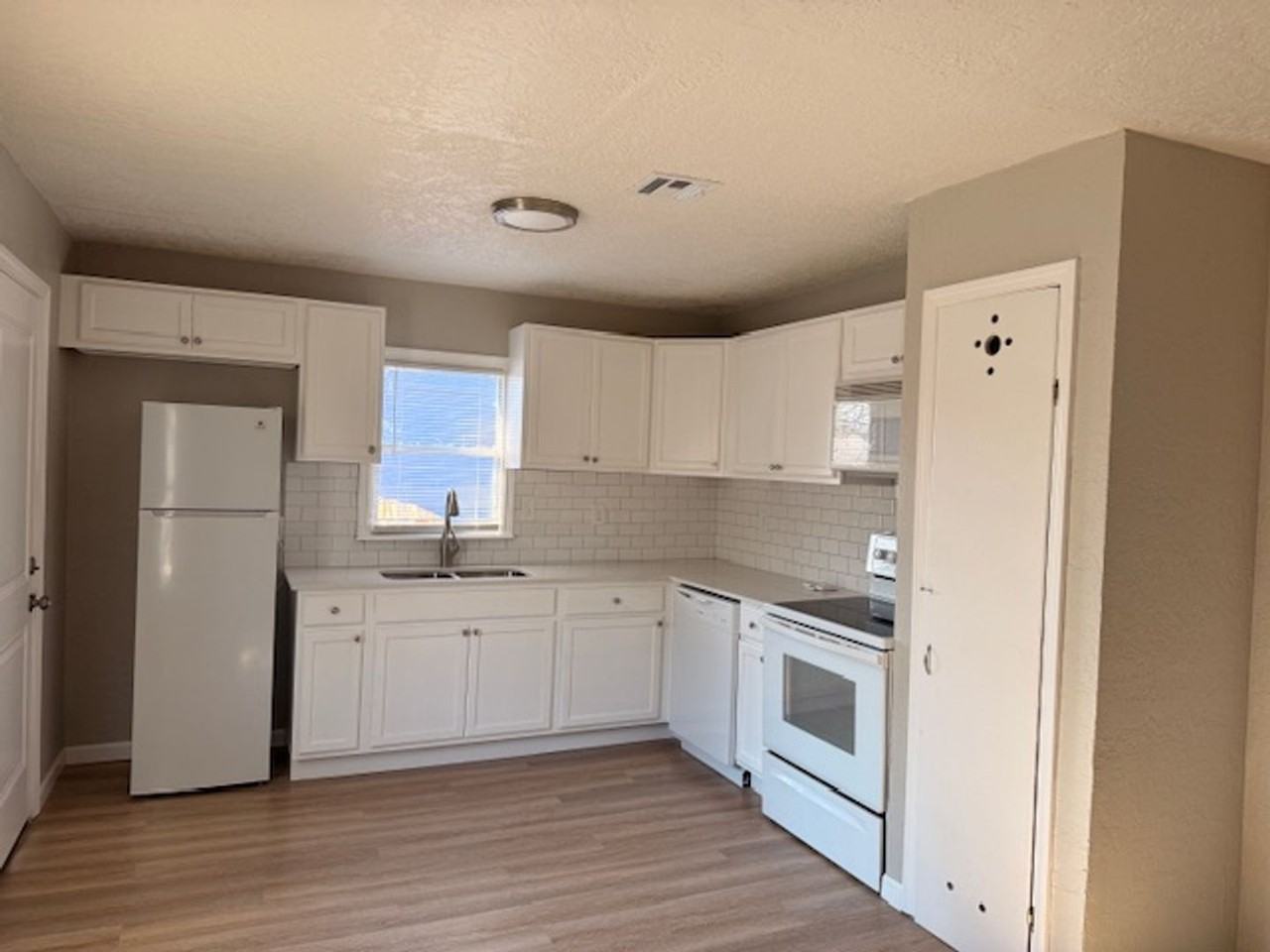 1605 Nw Kingsbury Ave - Photo 4 of 18