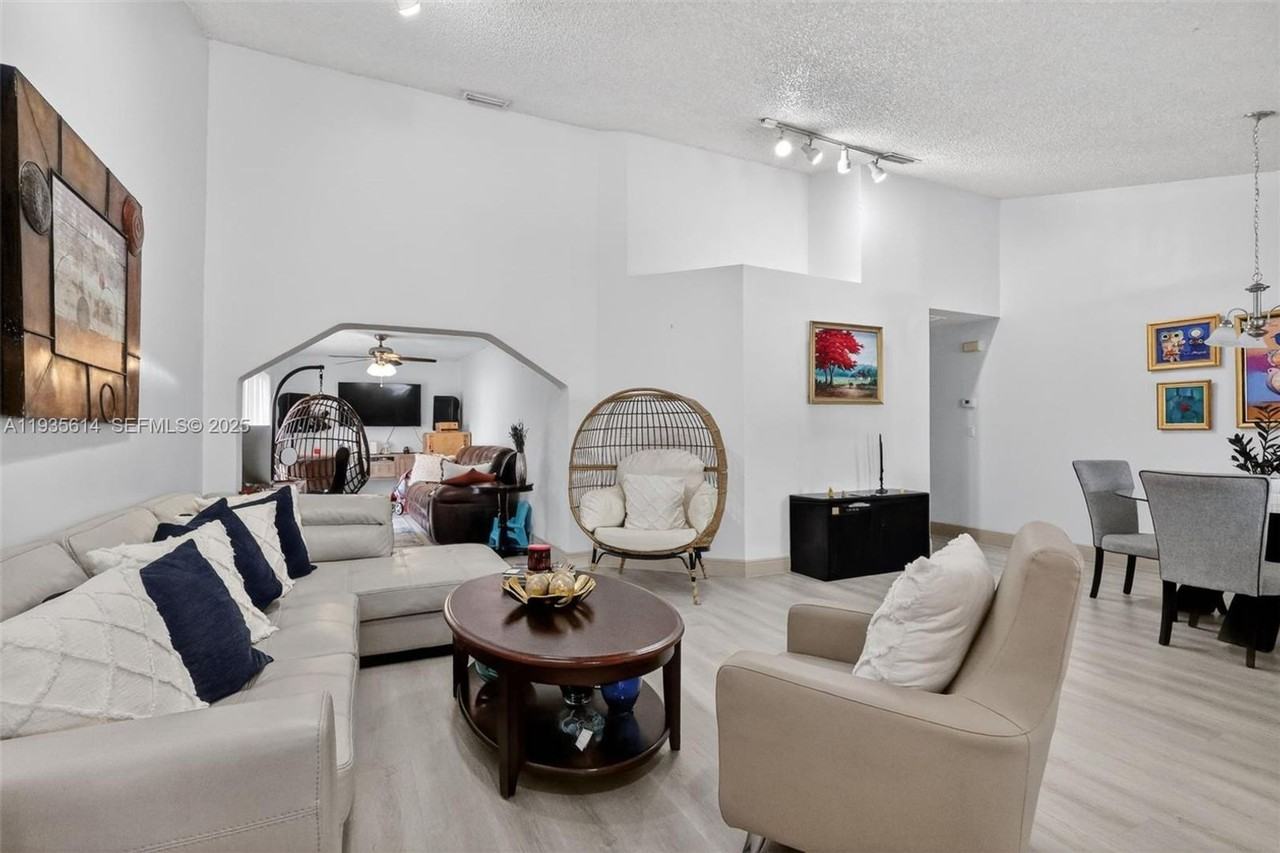 5571 Nw 188th St - Photo 4 of 17