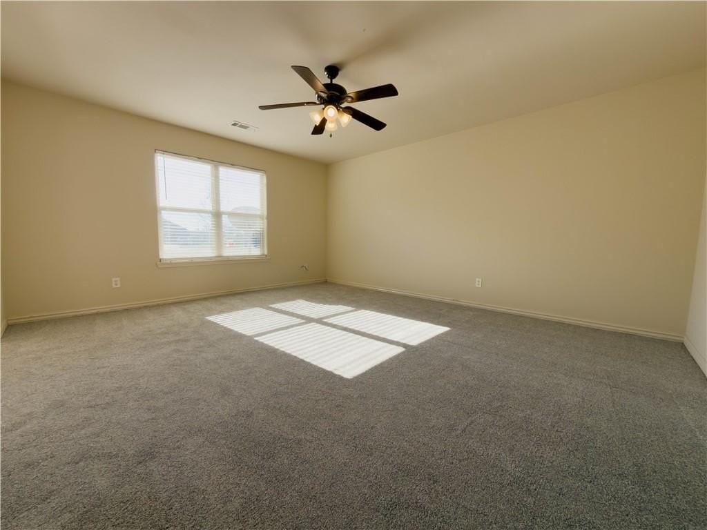 902 Oakwood Ln - Photo 2 of 12