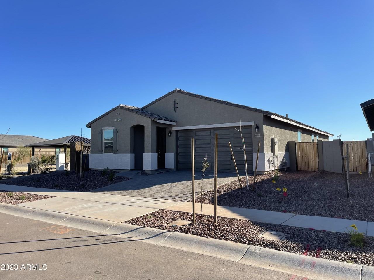 17401 W Red Fox Rd - Photo 4 of 41