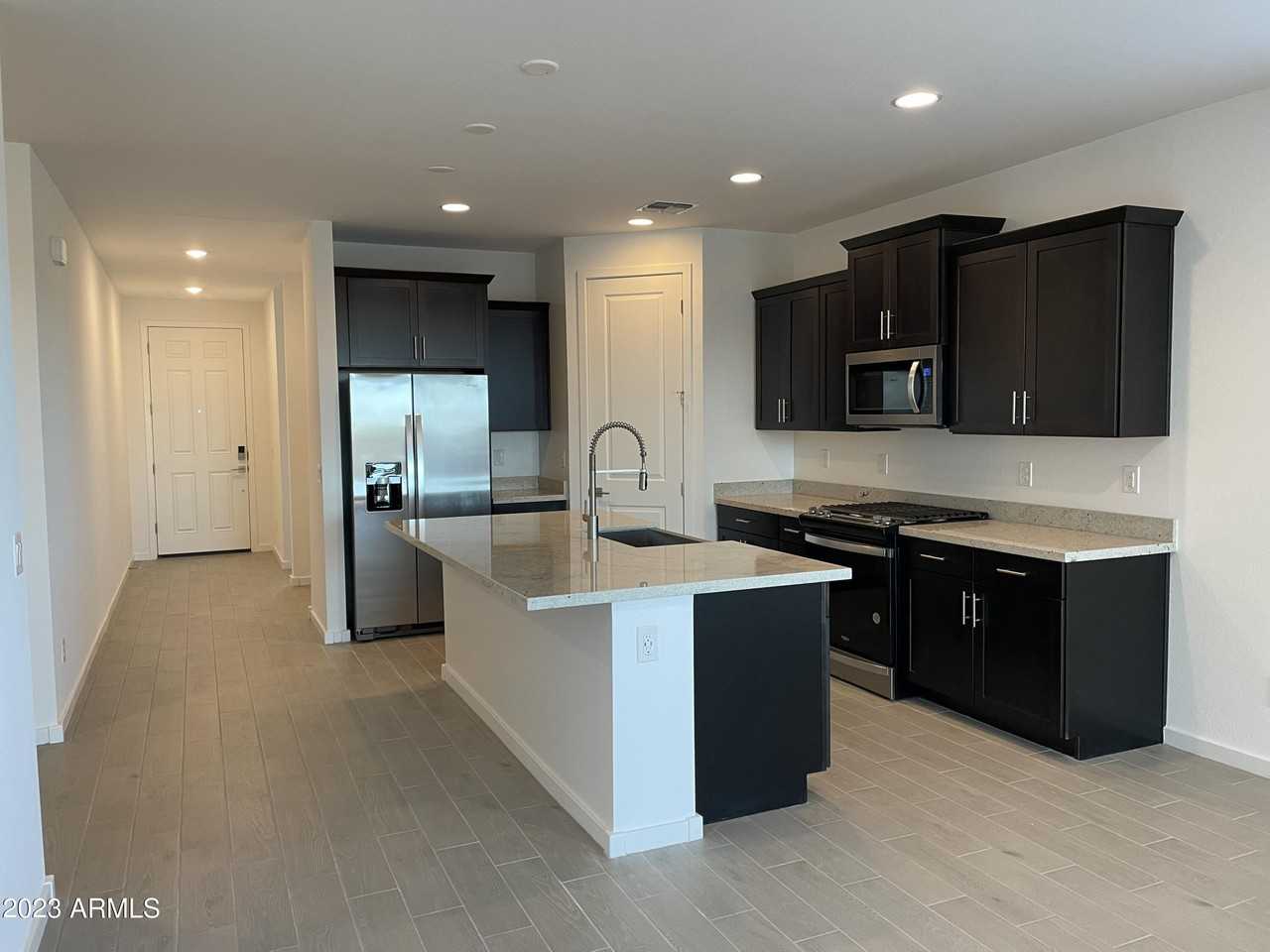 17401 W Red Fox Rd - Photo 6 of 41