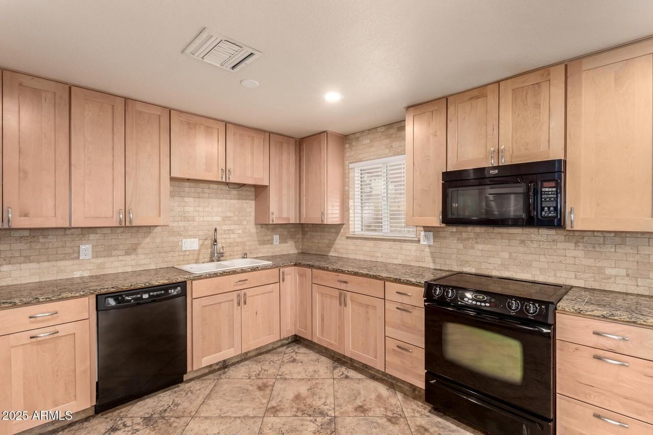 1320 S Beck Ave - Photo 5 of 29