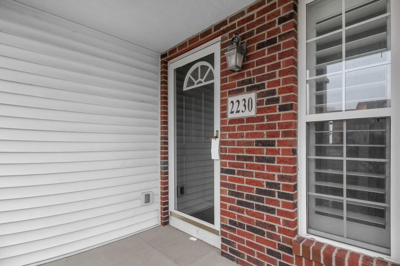 2230 Seton Dr - Photo 4 of 35