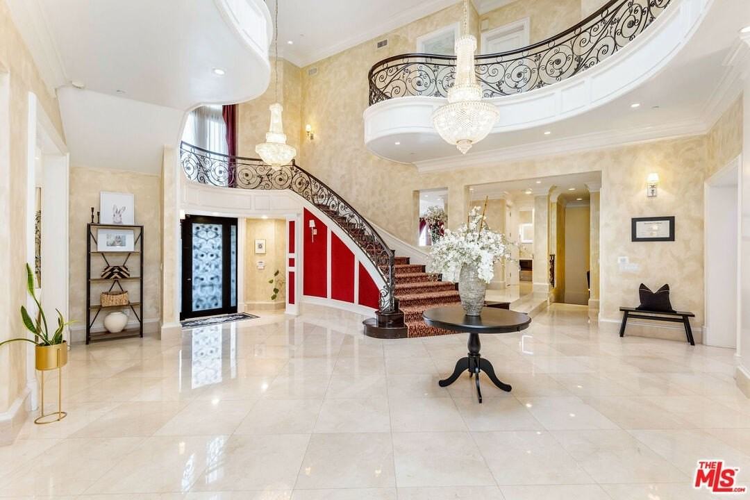 2229 Summitridge Dr - Photo 2 of 29