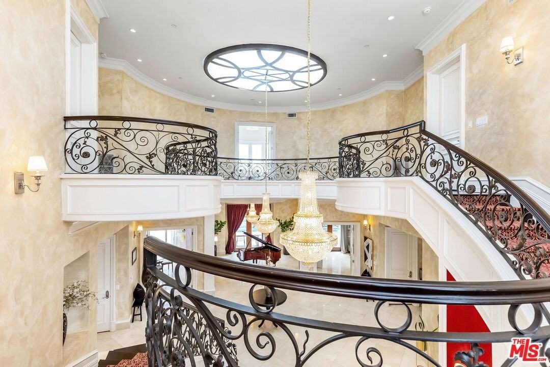 2229 Summitridge Dr - Photo 4 of 29