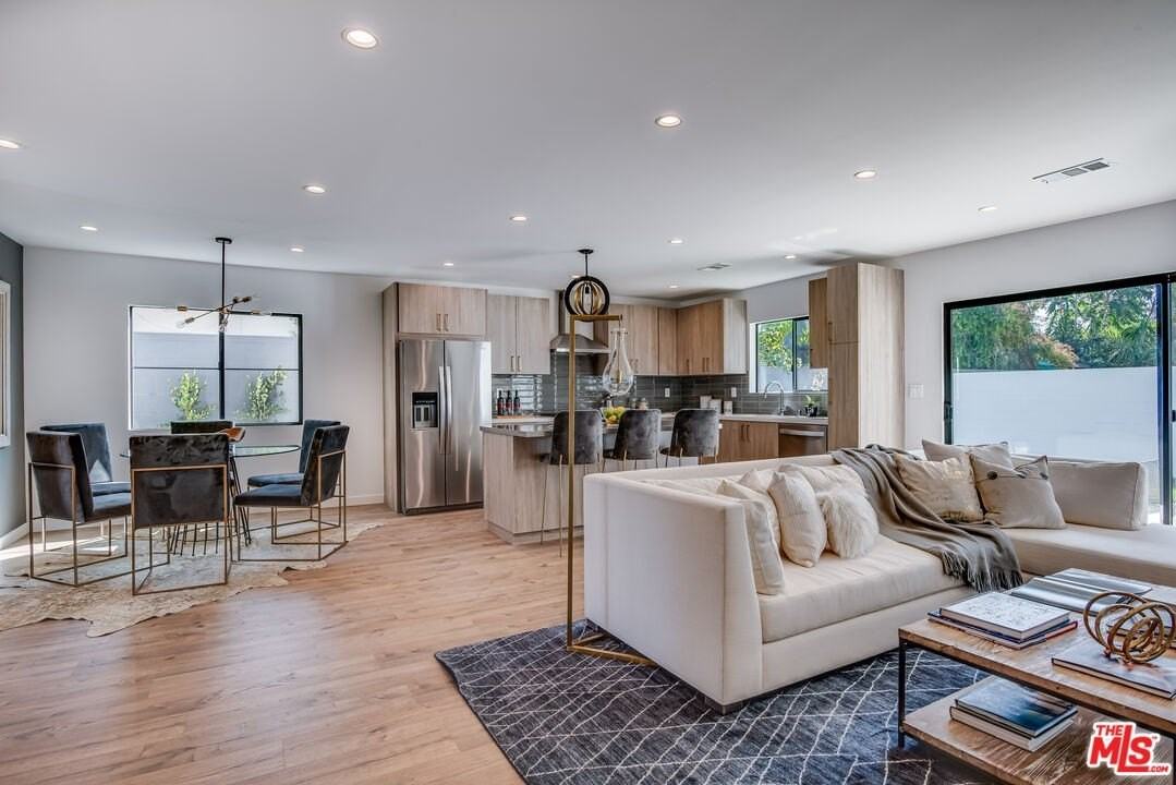 13026 Calvert St - Photo 4 of 27