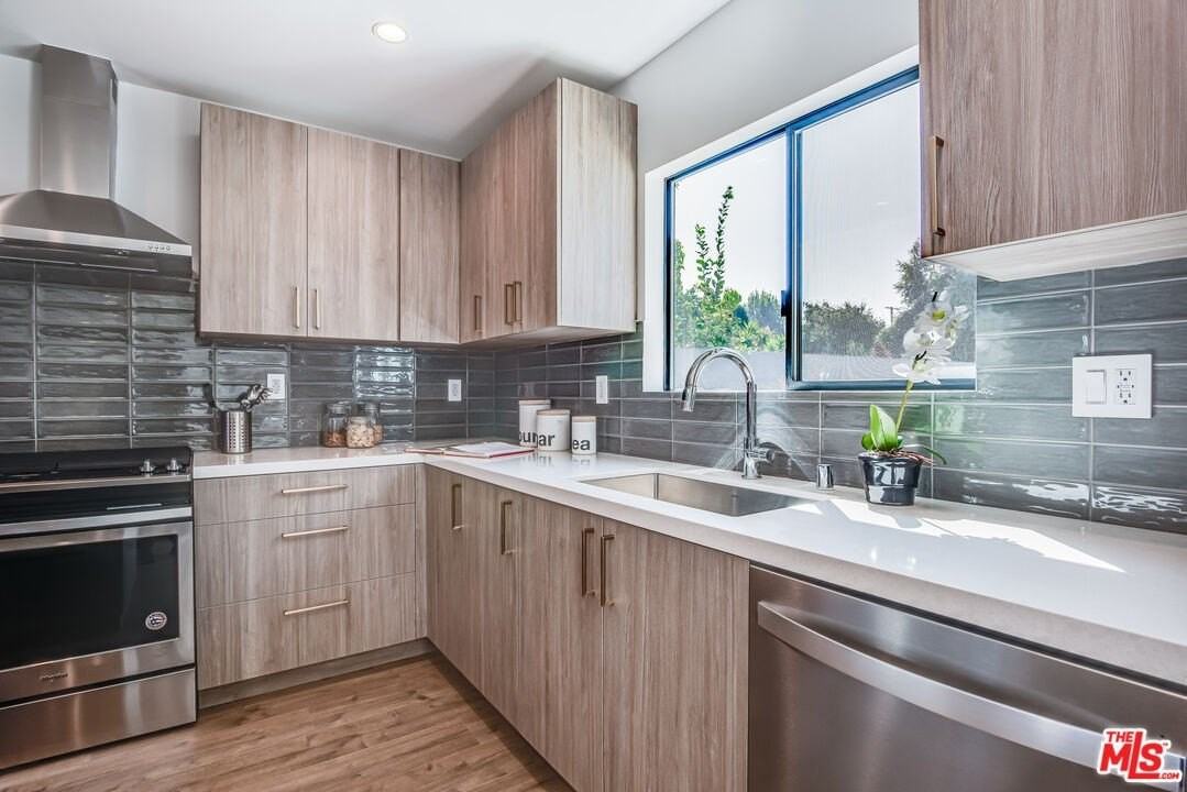 13026 Calvert St - Photo 6 of 27