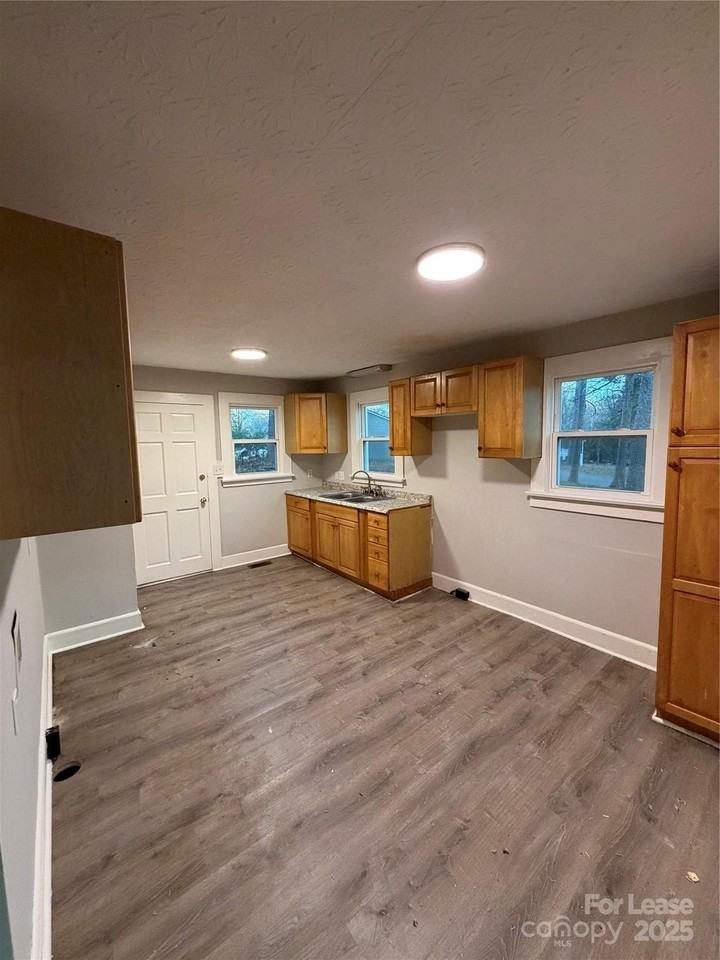 530 N Mulberry St - Photo 4 of 8