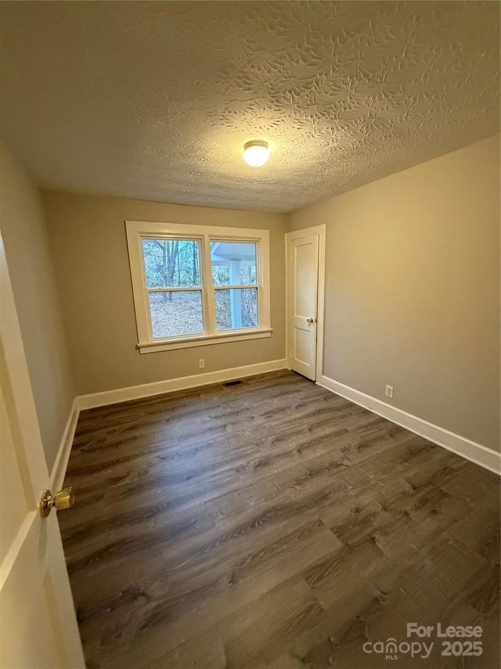 530 N Mulberry St - Photo 6 of 8