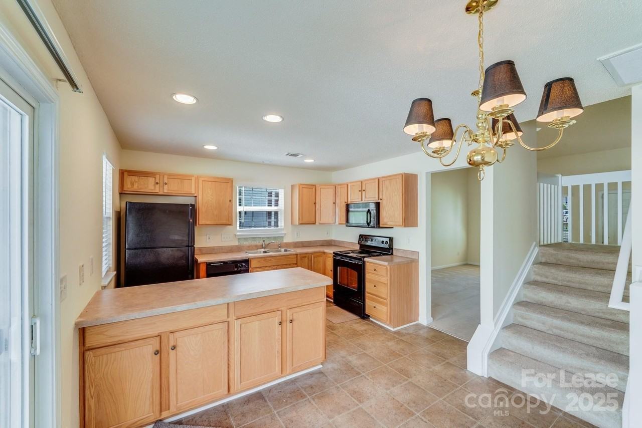 17125 Greenlawn Hills Ct - Photo 3 of 28