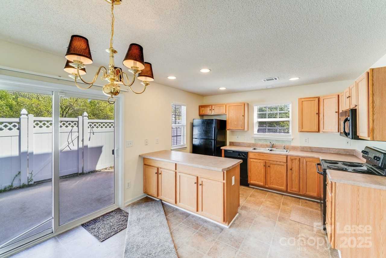 17125 Greenlawn Hills Ct - Photo 4 of 28