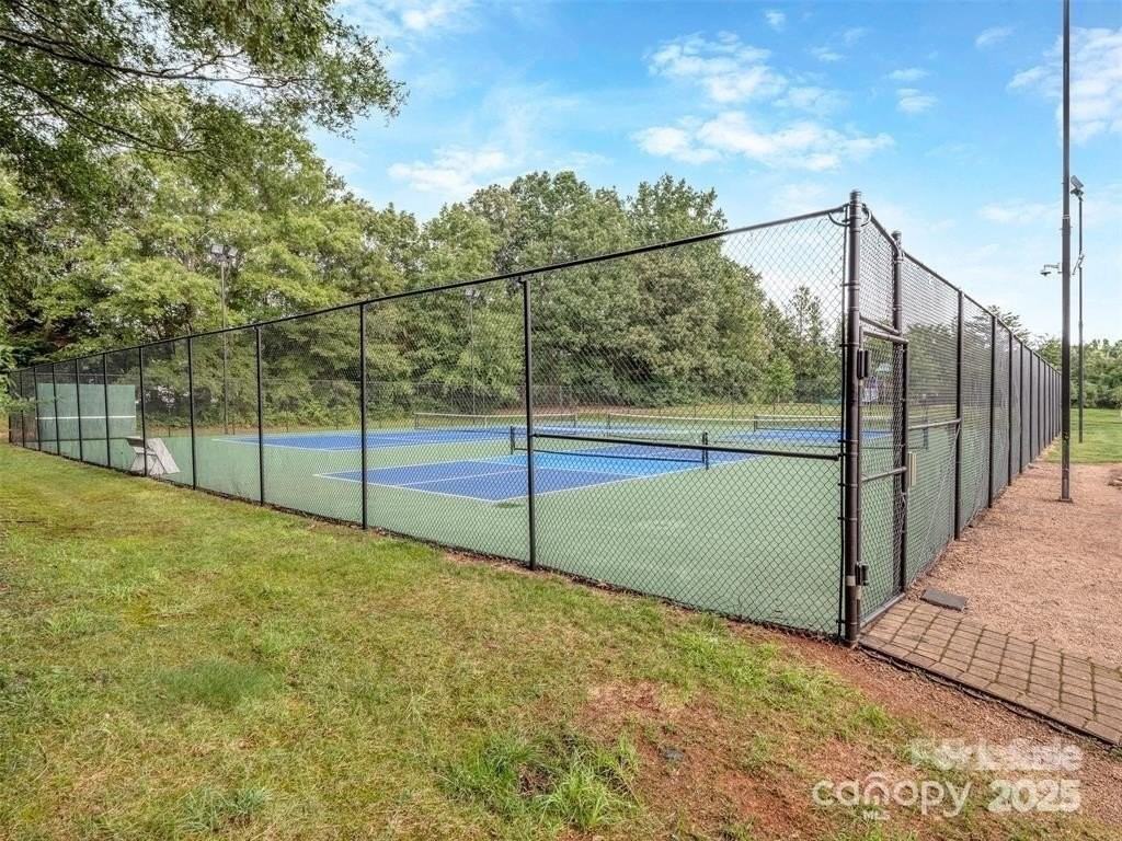 8715 Parkchester Dr - Photo 3 of 27