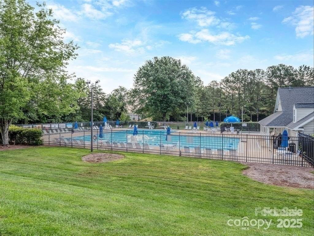 8715 Parkchester Dr - Photo 4 of 27