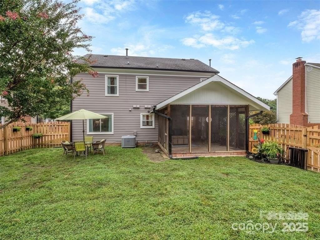 8715 Parkchester Dr - Photo 5 of 27