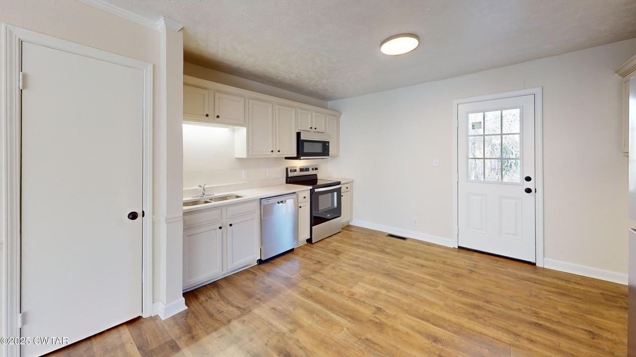 533 Troy Ave - Photo 7 of 16