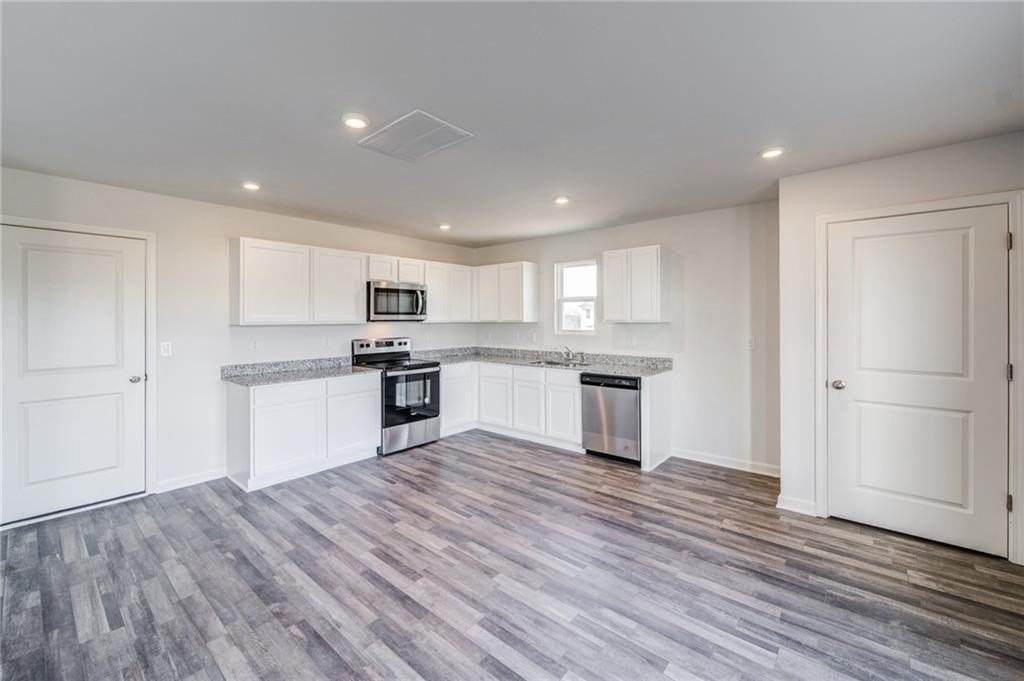 300 Coverly Ct - Photo 4 of 44