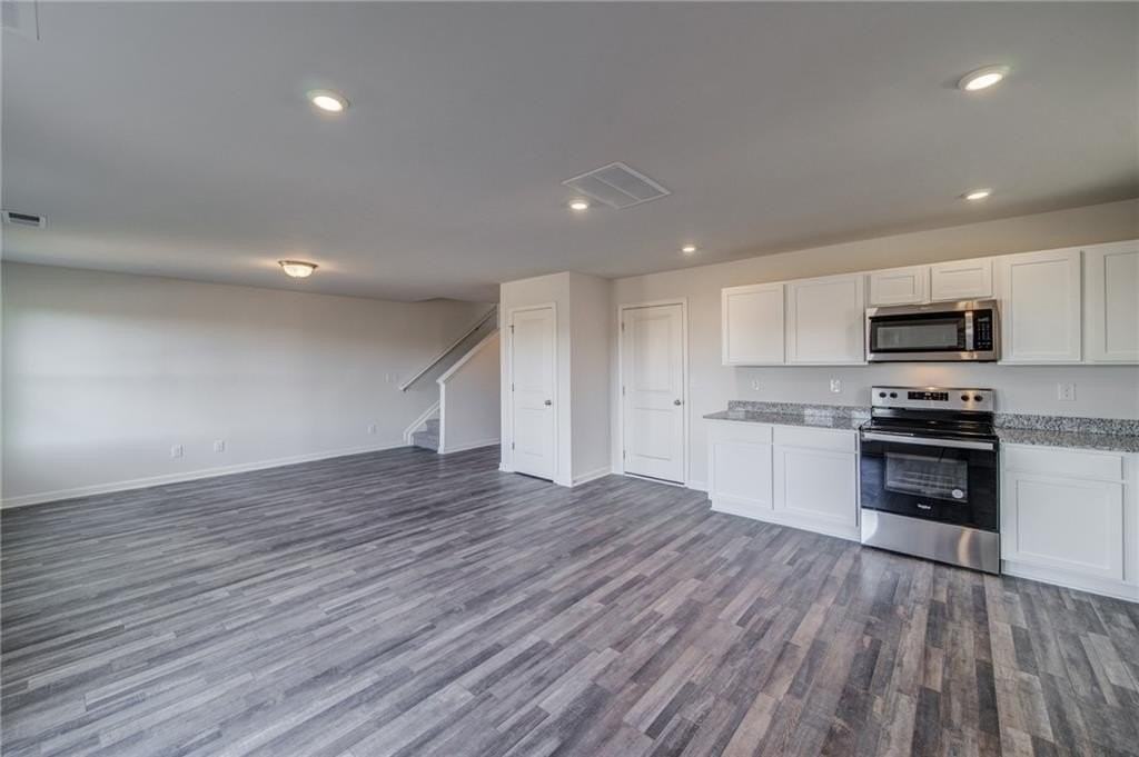 300 Coverly Ct - Photo 5 of 44