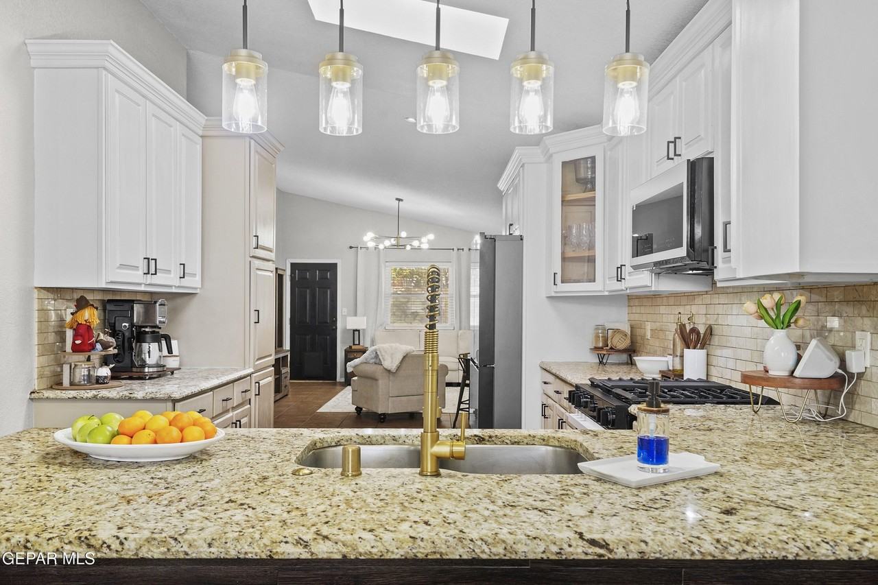 11929 Mesquite Rock Dr - Photo 4 of 43