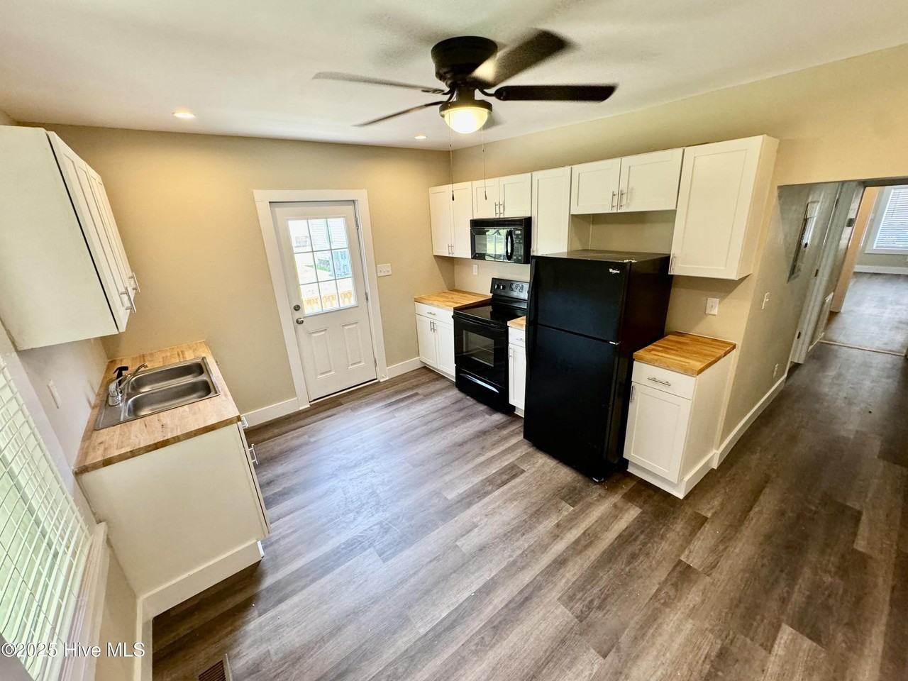 1105 College St - Photo 2 of 13