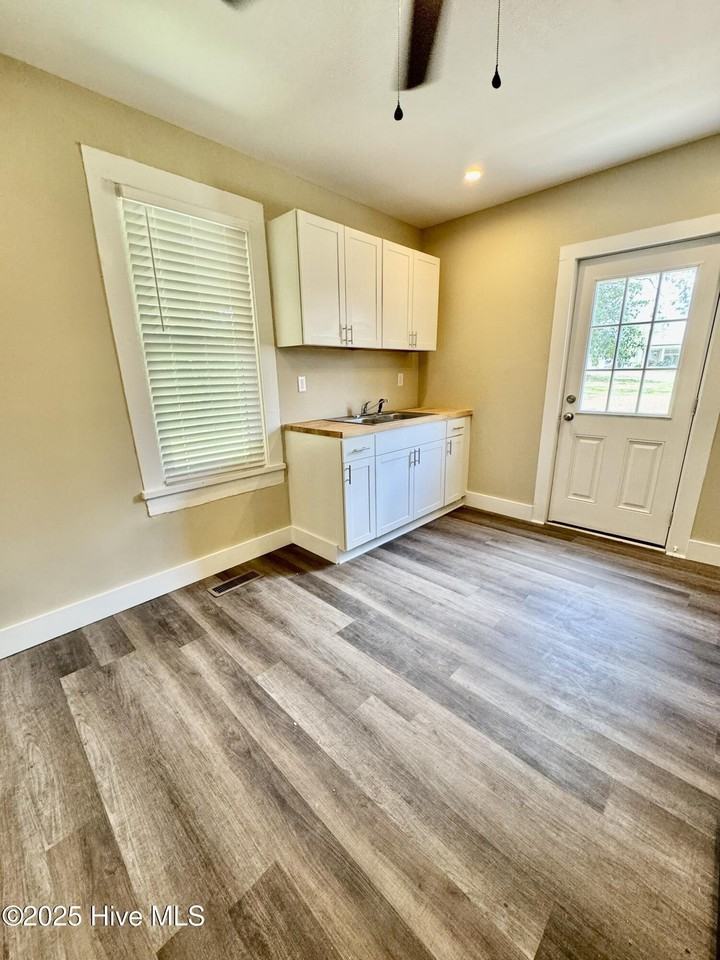 1105 College St - Photo 3 of 13