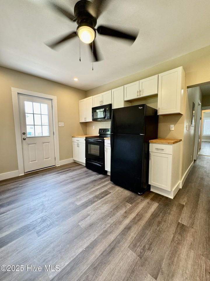 1105 College St - Photo 4 of 13