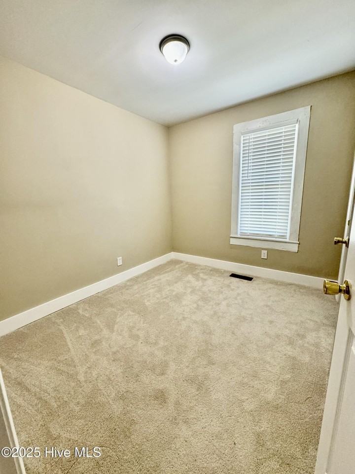 1105 College St - Photo 6 of 13