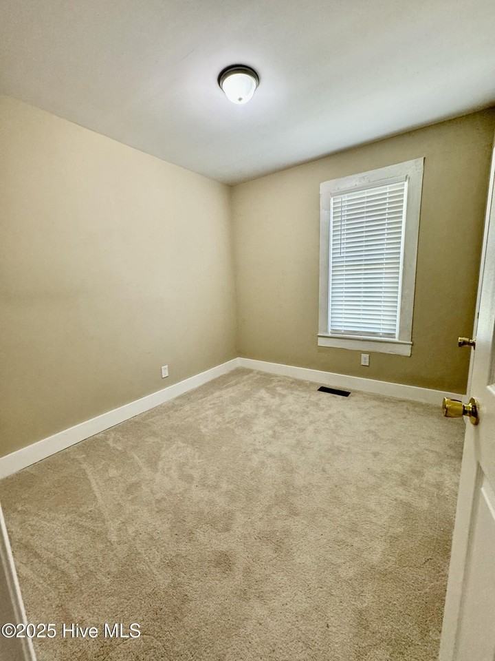 1105 College St - Photo 7 of 13