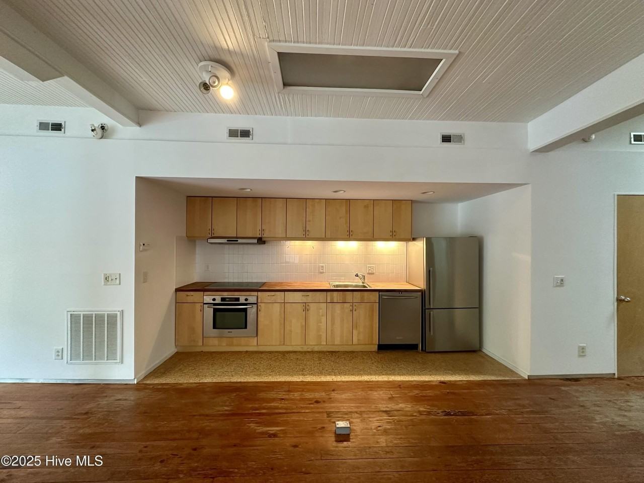 103 S Main St - Photo 4 of 15