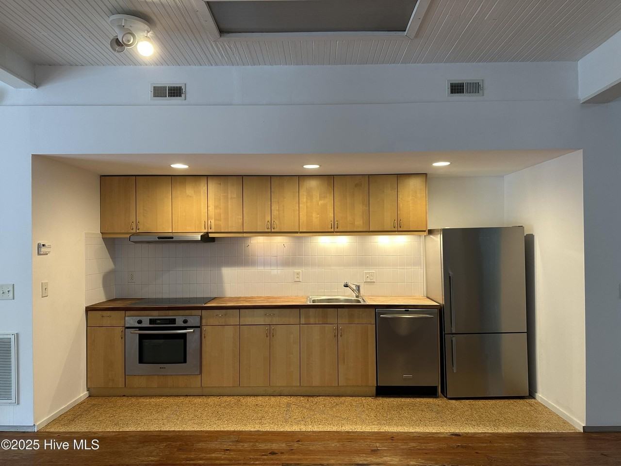 103 S Main St - Photo 5 of 15