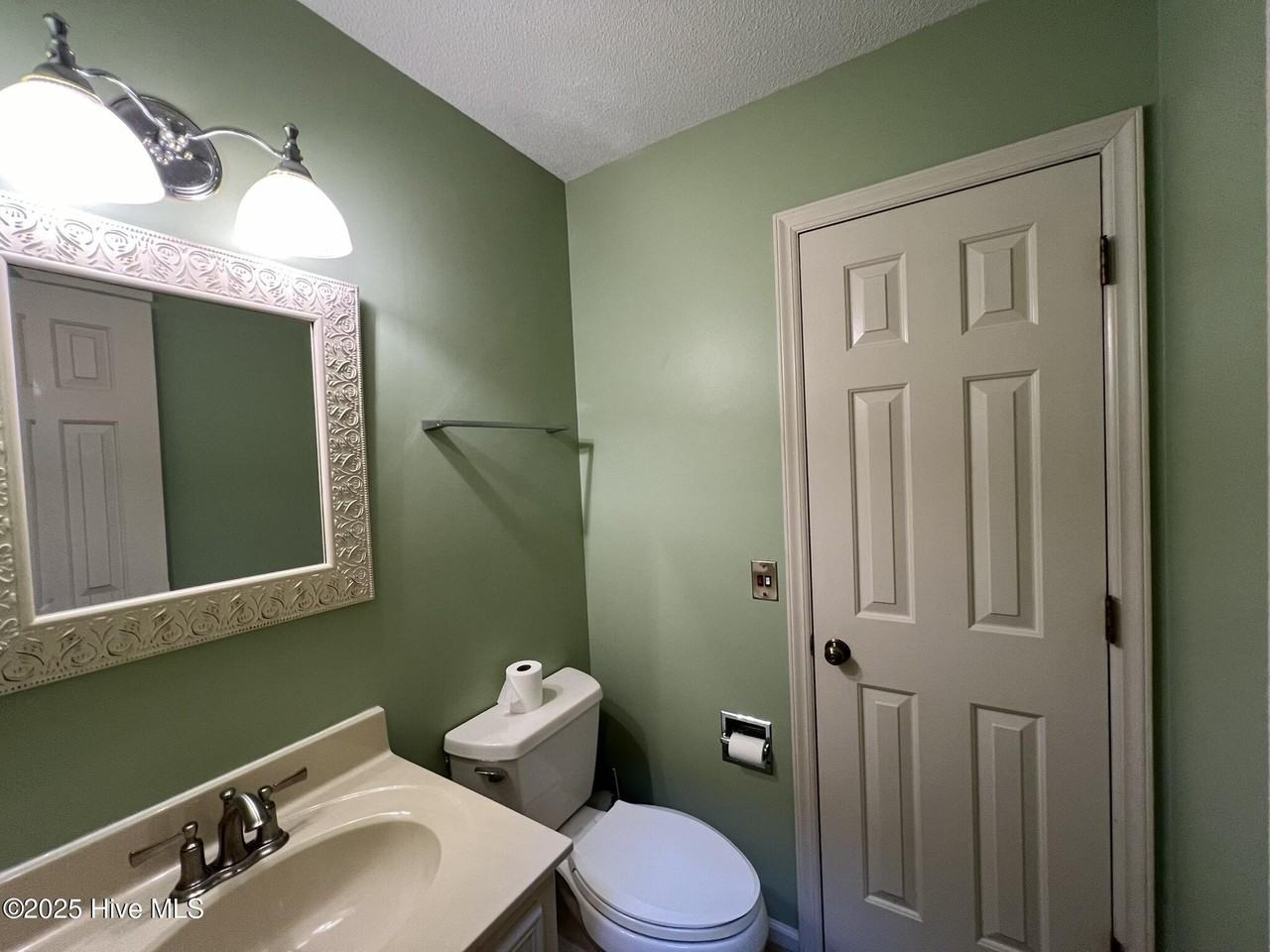 225 E New York Ave - Photo 5 of 31