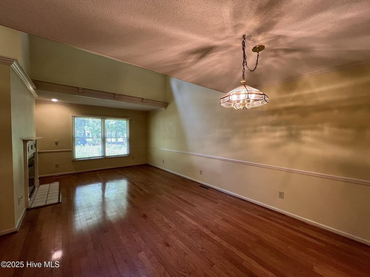 225 E New York Ave - Photo 7 of 31