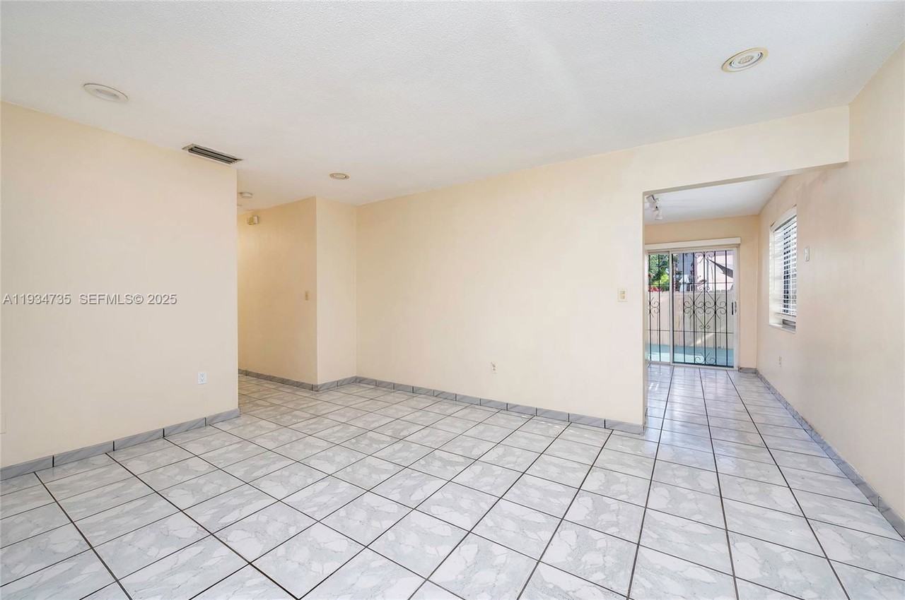 201 Nw 34th Ave #201 - Photo 3 of 8