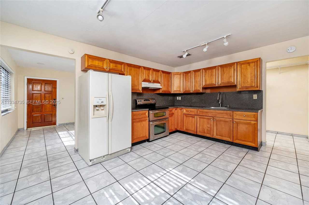 201 Nw 34th Ave #201 - Photo 6 of 8